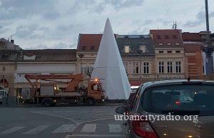 MOJA VEST: Počelo postavljanje virtuelne jelke na Trgu oslobođenja u Požarevcu