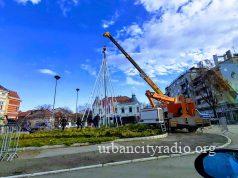 Gorionik montira i skida novogodišnje ukrase u Požarevcu po ceni od oko 22.000 evra