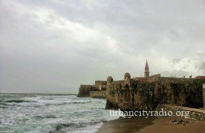 Urušava se deo Starog grada u Budvi, ugrožena i poznata plaža