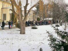 Požarevljani u redu za svetu vodicu