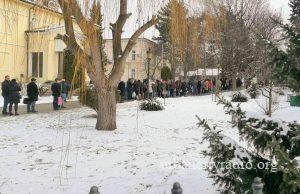 Požarevljani u redu za svetu vodicu