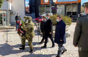 Venci na spomenik „Sloboda“ u Požarevcu povodom 22 godine od NATO bombardovanja