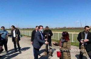 Podeljene sadnice belog jasena na požarevačkom hipodromu