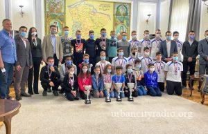 Prijem za učenike koje su osvojili medalje na takmičenjima, dres i lopta za gradonačelnika