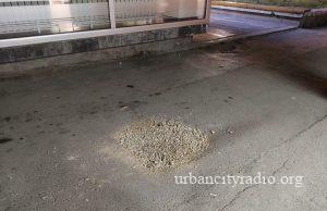 Posle pisanja Urban City Radija: Rupa popunjena šljunkom u ulici Trg Radomira Vujovića