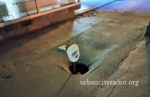 Neko može da se povredi, otvorila se rupa u centru Požarevca