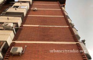 Opasno! Raspada se deo fasade na zgradi u Đuri