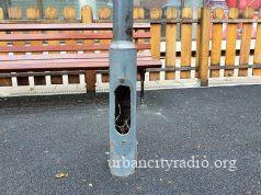 Nebezbedno! Na dečijem igralištu u Đuri vire žice iz stuba javne rasvete