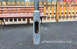 Nebezbedno! Na dečijem igralištu u Đuri vire žice iz stuba javne rasvete