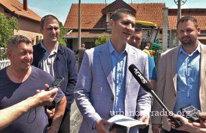 Gradonačelnik Požarevca obišao radove na asfaltiranju u Burjanu, dobio i zahvalnicu od građana