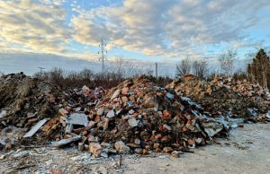 Smeće i šut – Ovako izgleda deo nove industrijske zone u Požarevcu