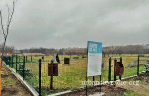 Park za pse u Požarevcu bez česme i rasvete, a tu je i tabla sa gramatičkom greškom