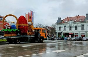 Uskršnja dekoracija stigla na Trg oslobođenja