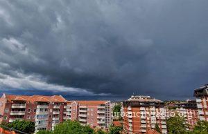 Oblačno i svežije, uz pljuskove i nepogode – narandžasti meteo alarm