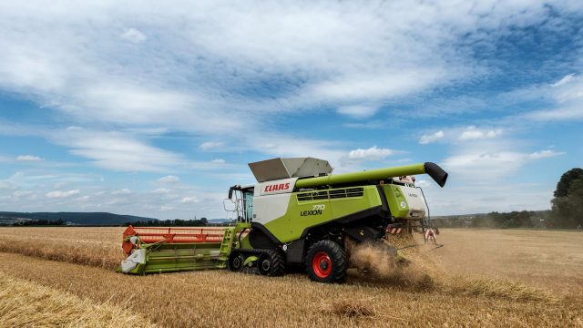 Kombajn vrši žetvu u polju