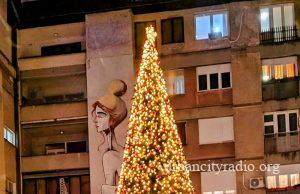 Postavljena novogodišnja jelka u Požarevcu