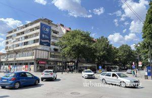 Bez blokade raskrsnice, građani neprekidno prelaze ulicu na pešačkom