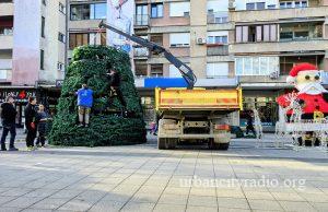 U toku montaža novogodišnje jelke u Požarevcu