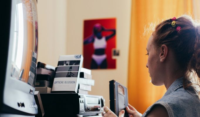 osoba podešava gramofonsku ploču