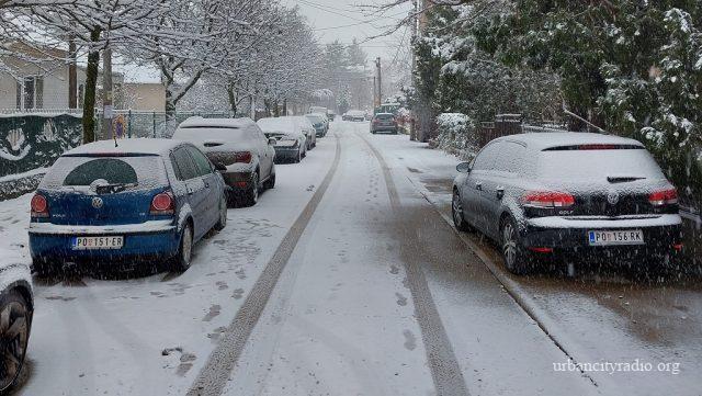 zima sneg automobili