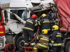 Sudar dva kamiona u krugu firme u Smederevu, jedna osoba ostala zaglavljena