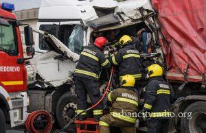 Sudar dva kamiona u krugu firme u Smederevu, jedna osoba ostala zaglavljena