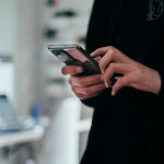 ruke-mobilni-telefon-ekran